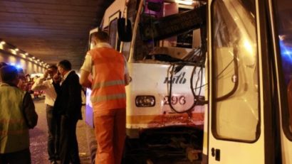 Accident grav în Capitală! Un autobuz a fost lovit de un tramvai. 10 persoane rănite