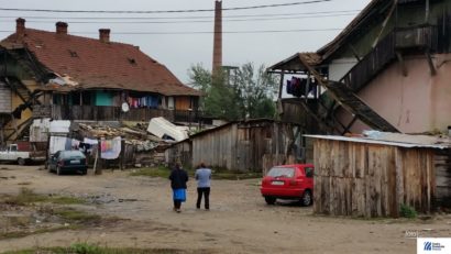 [FOTO] Rromii din Caransebeș primesc astăzi locuințe sociale!