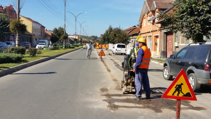 Primăvara începe cu asfaltări de străzi la Caransebeş