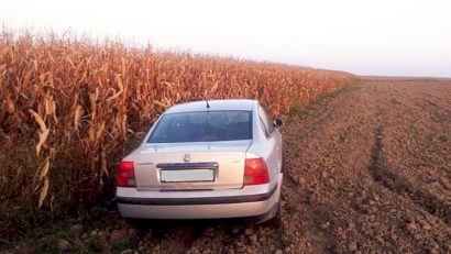 [FOTO] A fugit de polițiști și a abandonat mașina în lan