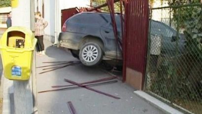 Fără permis, cu maşină neînmatriculată şi băut, un tânăr a provocat un accident