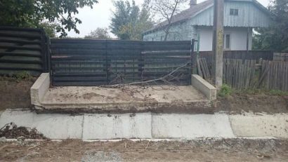 Blocați în propriile gospodării de constructorii de șosele