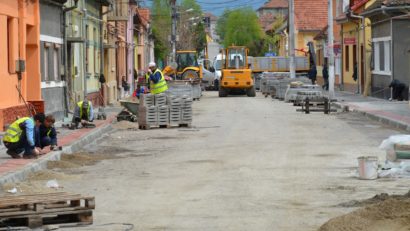 Lucrările la canalizare îngreunează circulația în Caransebeș