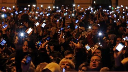 Taxa pe Internet îi scoate pe unguri în stradă