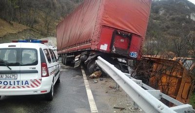 Autotren răsturnat într-o râpă