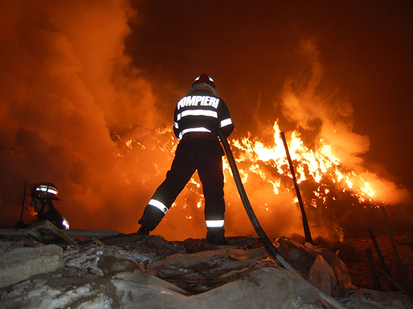 [Update] Incendiu violent în Poiana Mărului