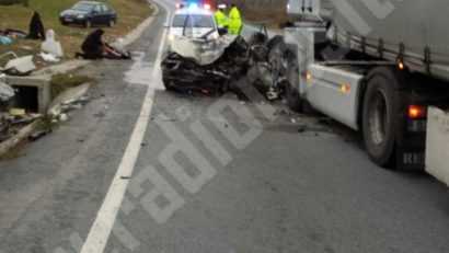 Grav accident rutier! Mașină lovită de un tir