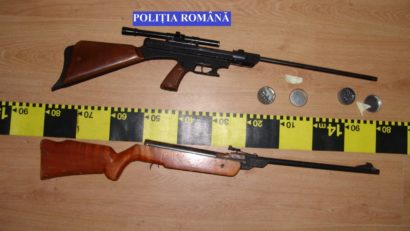 Arme şi muniţie confiscate de poliţiştii cărăşeni