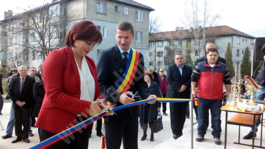 [FOTO] A fost inaugurat bazinul școlar de înot