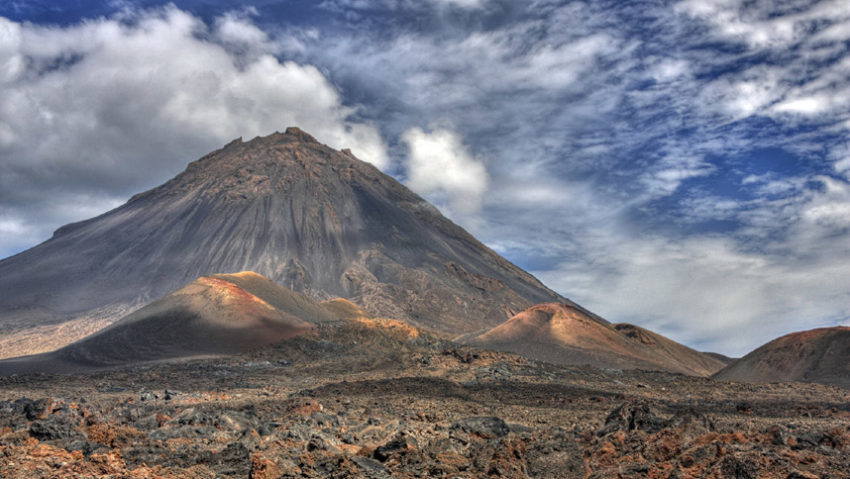 Vulcanul de pe insula Fogo a erupt