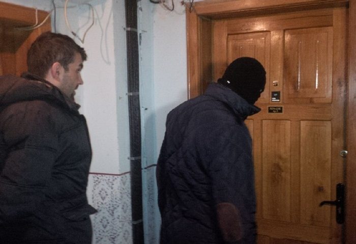 [VIDEO/AUDIO] Poliţiştii au descoperit o fabrică de ţigări într-un apartament din Caransebeş