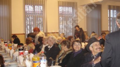 Pensionarii din Reşiţa sărbătoresc Revelionul în avans