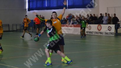 Handbaliştii de la Liceul „Traian Vuia” Reşiţa termină pe primul loc prima parte a campionatului juniorilor 1