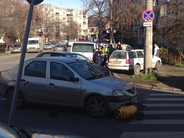 Un bătrân de 85 de ani a ajuns la spital după ce a fost lovit de o mașină