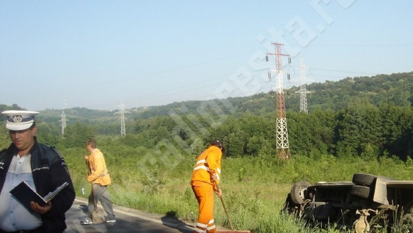 Autobuz cu muncitori implicat într-un accident