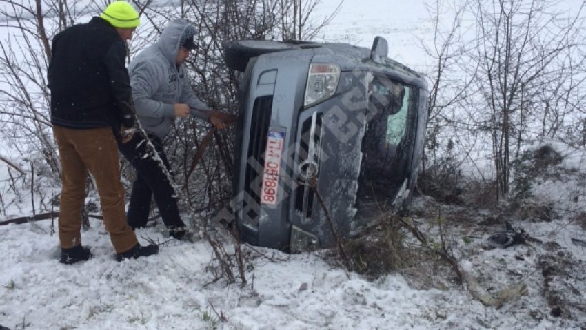 Accident cu trei victime din cauza vitezei şi a carosabilului acoperit cu zăpadă