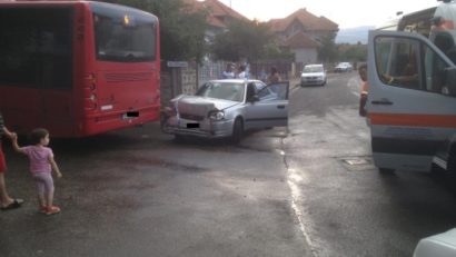 Accident în lanț. Două autoturisme şi un autobuz s-au ciocnit