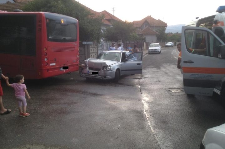 Accident în lanț. Două autoturisme şi un autobuz s-au ciocnit