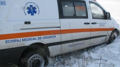 Accident cu trei victime din cauza zăpezii, la ieşire din Topolovăţu Mare