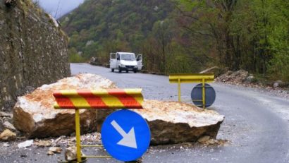 Drum naţional din Caraş-Severin blocat de căderile de pietre