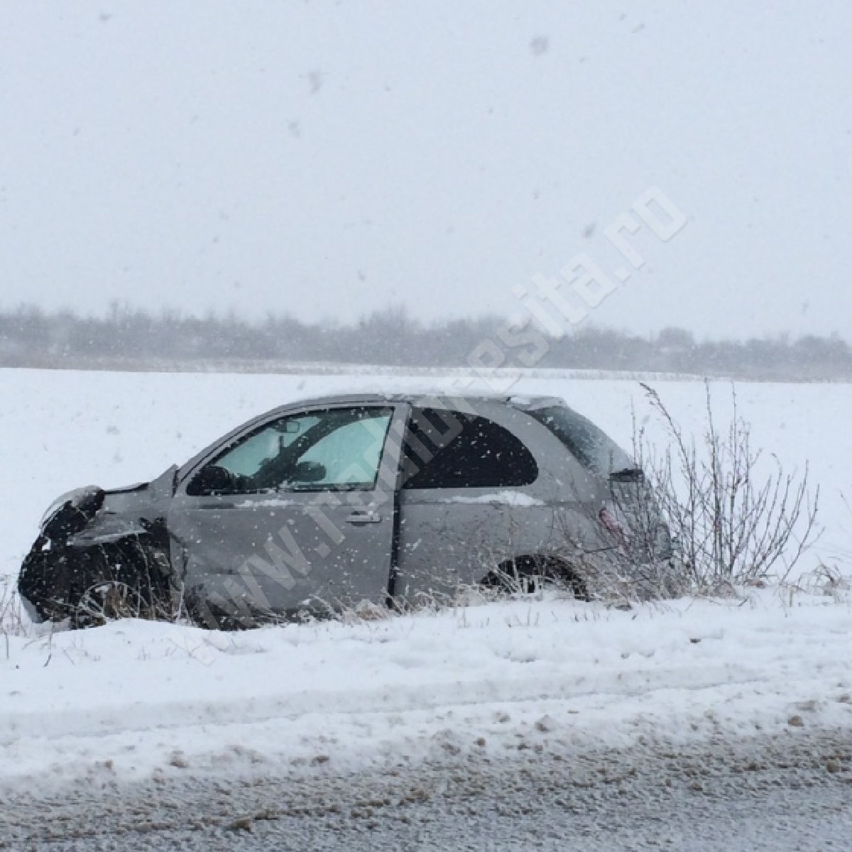 masina in afara drumului iarna