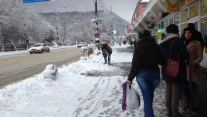 Prima zăpadă a făcut şi primele victime. Mai multe persoane au alunecat şi au ajuns la spital!