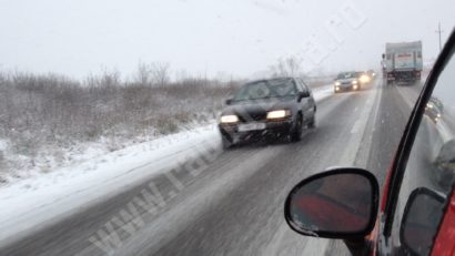 Atenţie, şoferi. Pe anumite drumuri judeţene se circulă în condiţii de iarnă