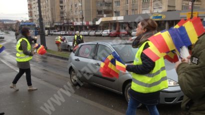 [FOTO][VIDEO] Radio România Reșița împarte stegulețe de Ziua Națională a României