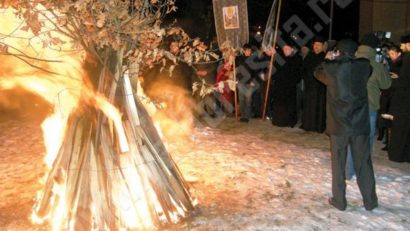 [FOTO] Sârbii din Reşiţa aprind badnjak-ul