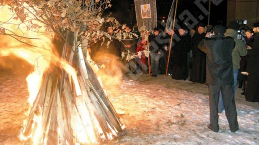 [FOTO] Sârbii din Reşiţa aprind badnjak-ul