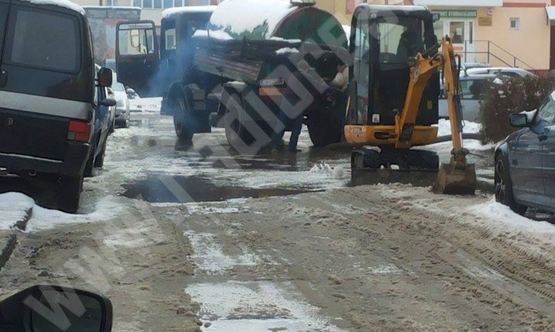 [FOTO] O conductă spartă a lăsat zeci de reşiţeni fără apă