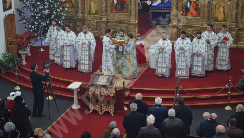 [FOTO] Credincioșii din Caransebeș au mers astăzi la biserică