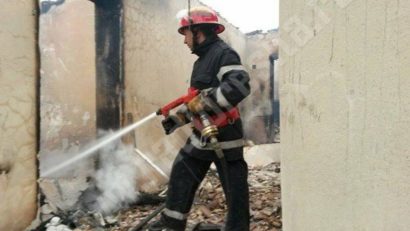 Bătrân carbonizat în incendiu