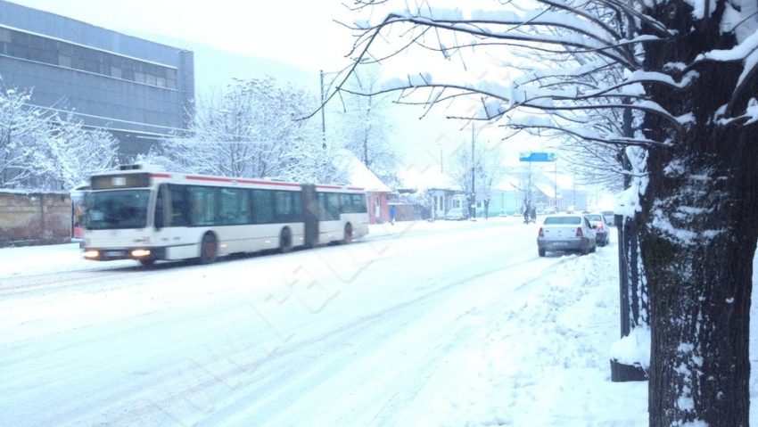 În vestul ţării se circulă în condiţii de iarnă