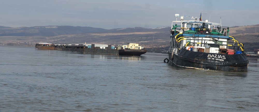 Barjele cu ingrasamant NPK din convoiul care transporta marfa