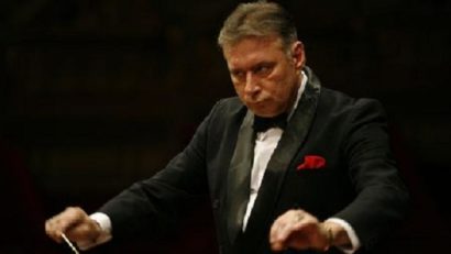 Dirijorul Mădălin Voicu şi fiul său, pianistul Mădălin Voicu Jr., alături de Orchestra Naţională Radio