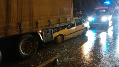 Grav accident de circulaţie. O maşină a intrat într-un tir oprit pe marginea drumului