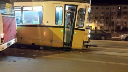 A vrut să intre cu autobuzul în tramvai