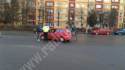 [FOTO] Biciclist accidentat de o șoferiță neatentă