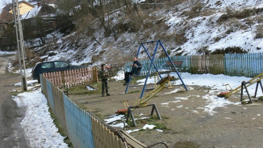 [FOTO] Primăria Reşiţa repară ce au vandalizat cetăţenii municipiului