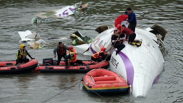 [VIDEO/FOTO] Avion prăbuşit în Taiwan, cu 58 de persoane la bord