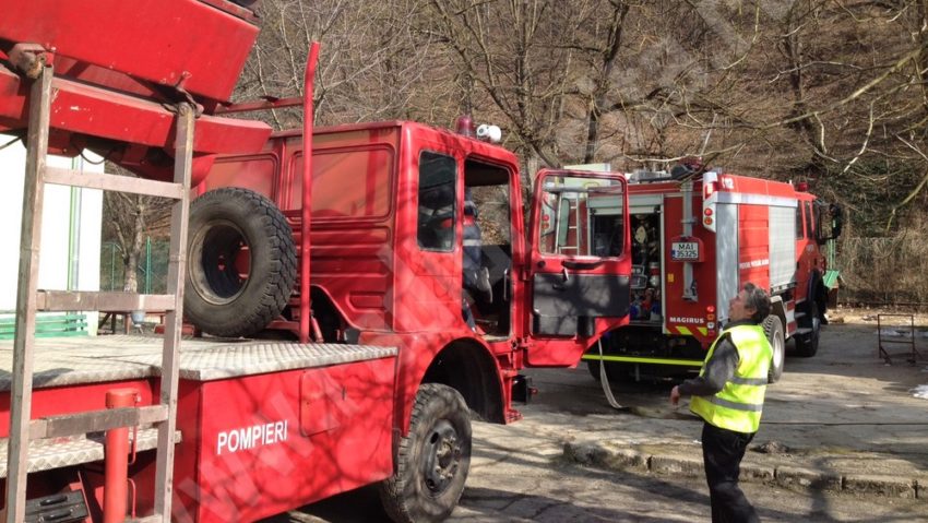 O remorcă încărcată cu fân a luat foc, la Reşiţa