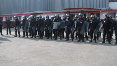 [Foto] Jandarmii cărăşeni au intervenit în forţă la stadionul din Valea Domanului