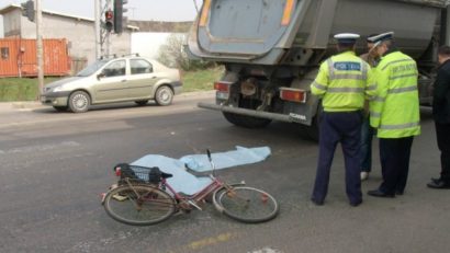 Nu a avut nici o şansă. Un biciclist a fost lovit mortal de o autoutilitară