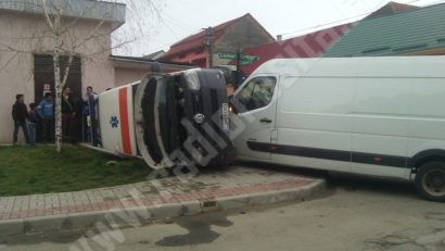 [FOTO] O femeie a răsturnat o ambulanţă la Caransebeş