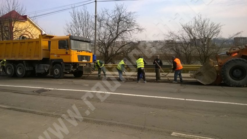 [FOTO] La Reşiţa încep asfaltările de primăvară