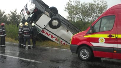 Un autocar care transporta 35 de persoane s-a răsturnat