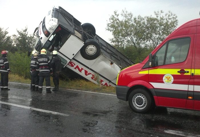 Un autocar care transporta 35 de persoane s-a răsturnat