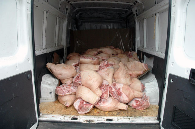 Peste 200 de kg de carne fără acte confiscată în Lugoj