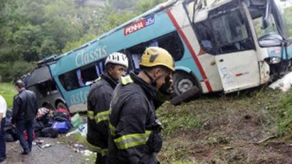 40 de morţi după ce un autobuz a căzut într-o prăpastie